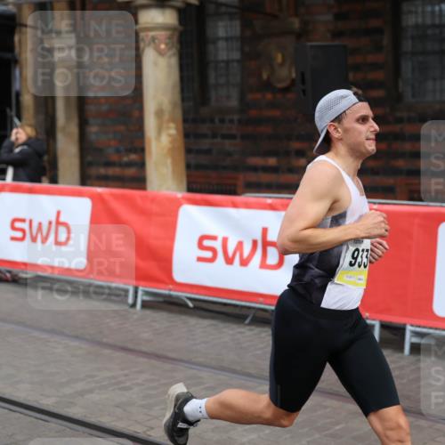 05.10.2025 - 20. swb-Marathon Bremen Yannick Fuchs http://msf.ph/oto/9234855 05.10.2025 10:35:29 Ziel 9336 meine-sportfotos.de