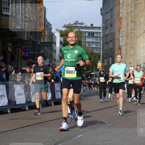 05.10.2025 - 20. swb-Marathon Bremen Strokosch-Dieckow http://msf.ph/oto/9234863 05.10.2025 10:54:42 Ziel 8326, 9282, 9295, 9436, 9591, 9754, 9776, 10007, 10174, 10487, 10770, 11163, 11276, 11321 meine-sportfotos.de