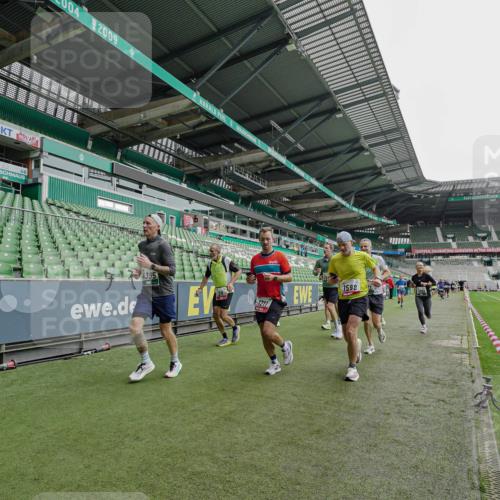 05.10.2025 - 20. swb-Marathon Bremen Michael Burmester http://msf.ph/oto/9234866 05.10.2025 12:59:19 Laufen im Stadion 27, 99, 219, 226, 586, 667, 807, 1043, 1229, 1516, 1598, 1711, 1843, 1854, 2496, 2663, 2797, 2941, 2945, 3086, 3087, 3141, 3252, 3615, 3747, 3791, 3888, 4095, 4113, 4380, 4395, 4486, 4522, 4536, 4783, 4827, 4909, 4967, 5123, 5493, 5510, 5530, 5584, 5722, 5808, 5878, 5891, 6007, 6030, 6374, 6561, 6624, 6882, 7169, 7185, 7201, 7262, 7311, 7312, 7398, 7421, 7467, 7511, 7550, 7906, 7929, 8097, 8214, 8247, 8355, 8372, 8485, 8539, 8981, 9024, 9072, 10526, 726 meine-sportfotos.de