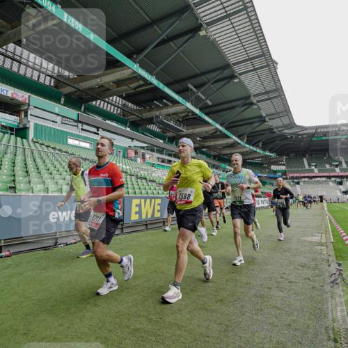 05.10.2025 - 20. swb-Marathon Bremen Michael Burmester http://msf.ph/oto/9234872 05.10.2025 12:59:19 Laufen im Stadion 27, 99, 219, 226, 586, 667, 807, 1043, 1229, 1516, 1598, 1711, 1843, 1854, 2496, 2663, 2797, 2941, 2945, 3086, 3087, 3141, 3252, 3615, 3747, 3791, 3888, 4095, 4113, 4380, 4395, 4486, 4522, 4536, 4783, 4827, 4909, 4967, 5123, 5493, 5510, 5530, 5584, 5722, 5808, 5878, 5891, 6007, 6030, 6374, 6561, 6624, 6882, 7169, 7185, 7201, 7262, 7311, 7312, 7398, 7421, 7467, 7511, 7550, 7906, 7929, 8097, 8214, 8247, 8355, 8372, 8485, 8539, 8981, 9024, 9072, 10526, 726 meine-sportfotos.de