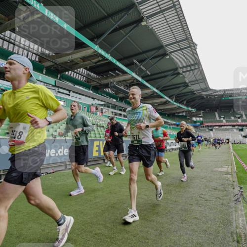 05.10.2025 - 20. swb-Marathon Bremen Michael Burmester http://msf.ph/oto/9234879 05.10.2025 12:59:20 Laufen im Stadion 27, 99, 219, 226, 586, 667, 807, 1043, 1229, 1516, 1598, 1711, 1843, 1854, 2496, 2663, 2797, 2941, 2945, 3086, 3087, 3141, 3615, 3747, 3791, 3888, 4095, 4113, 4380, 4395, 4486, 4522, 4536, 4783, 4827, 4909, 4967, 5123, 5493, 5510, 5530, 5584, 5722, 5808, 5878, 5891, 6007, 6030, 6374, 6561, 6624, 6882, 7169, 7185, 7201, 7262, 7311, 7312, 7398, 7421, 7467, 7511, 7550, 7906, 7929, 8097, 8214, 8247, 8355, 8372, 8485, 8539, 8981, 9024, 9072, 10526, 726 meine-sportfotos.de