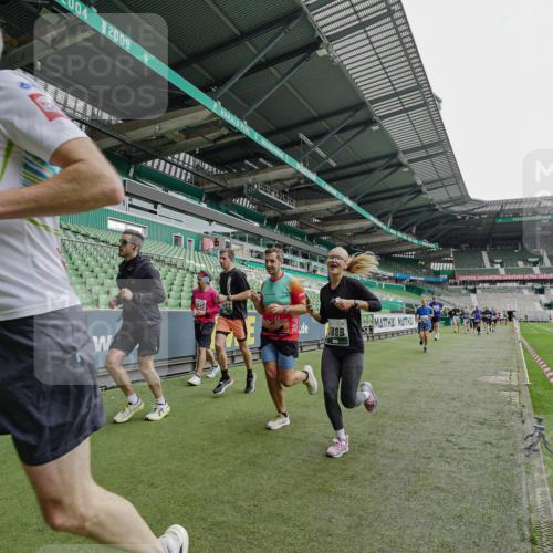 05.10.2025 - 20. swb-Marathon Bremen Michael Burmester http://msf.ph/oto/9234887 05.10.2025 12:59:21 Laufen im Stadion 27, 99, 219, 226, 586, 667, 807, 1043, 1229, 1516, 1598, 1711, 1843, 1854, 2496, 2663, 2797, 2941, 2945, 3086, 3087, 3141, 3615, 3747, 3791, 3888, 4095, 4113, 4380, 4395, 4486, 4522, 4536, 4827, 4909, 4967, 5123, 5493, 5510, 5530, 5584, 5722, 5808, 5878, 5891, 6007, 6030, 6374, 6561, 6624, 6882, 7169, 7185, 7201, 7262, 7311, 7312, 7398, 7421, 7467, 7511, 7550, 7906, 7929, 8097, 8214, 8247, 8355, 8372, 8485, 8539, 8981, 9024, 9072, 10526, 726 meine-sportfotos.de
