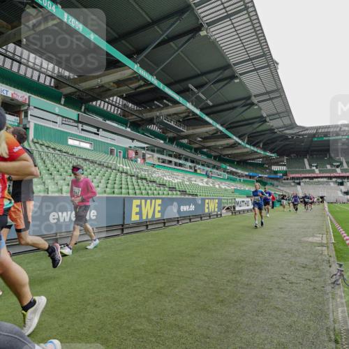 05.10.2025 - 20. swb-Marathon Bremen Michael Burmester http://msf.ph/oto/9234894 05.10.2025 12:59:22 Laufen im Stadion 27, 99, 219, 226, 586, 667, 807, 1043, 1229, 1516, 1598, 1711, 1843, 1854, 2496, 2663, 2797, 2941, 2945, 3086, 3087, 3141, 3747, 3791, 3888, 4095, 4113, 4380, 4395, 4486, 4522, 4536, 4827, 4909, 4967, 5123, 5493, 5510, 5530, 5584, 5722, 5808, 5891, 6007, 6030, 6374, 6561, 6624, 6882, 7169, 7185, 7201, 7262, 7311, 7312, 7398, 7421, 7467, 7511, 7550, 7906, 7929, 8097, 8214, 8247, 8355, 8372, 8485, 8539, 8981, 9024, 9072, 10526, 726 meine-sportfotos.de