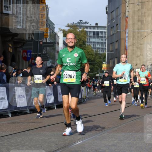 05.10.2025 - 20. swb-Marathon Bremen Strokosch-Dieckow http://msf.ph/oto/9234903 05.10.2025 10:54:42 Ziel 8326, 9282, 9295, 9436, 9591, 9754, 9776, 10007, 10174, 10487, 10770, 11163, 11276, 11321 meine-sportfotos.de