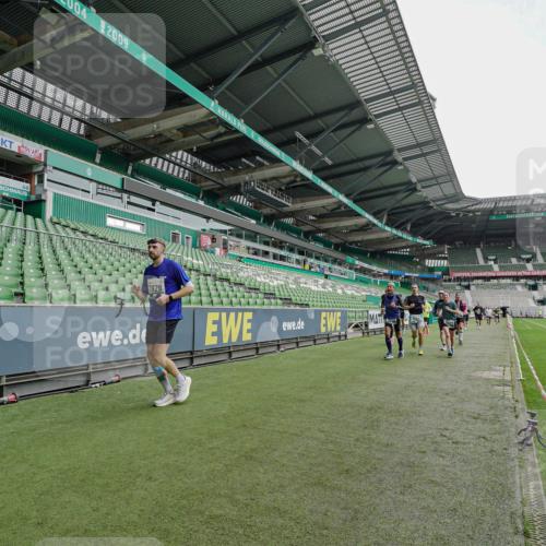 05.10.2025 - 20. swb-Marathon Bremen Michael Burmester http://msf.ph/oto/9234907 05.10.2025 12:59:27 Laufen im Stadion 27, 99, 219, 226, 586, 667, 807, 1043, 1229, 1516, 1598, 1711, 1843, 1854, 2496, 2663, 2782, 2797, 2866, 2941, 2945, 3086, 3087, 3141, 3592, 3747, 3888, 4095, 4113, 4380, 4395, 4486, 4536, 4827, 4909, 4967, 5123, 5493, 5510, 5530, 5584, 5722, 5808, 5891, 6007, 6030, 6374, 6439, 6561, 6624, 6882, 7169, 7185, 7201, 7262, 7311, 7312, 7398, 7421, 7467, 7511, 7550, 7906, 7929, 8097, 8214, 8247, 8355, 8372, 8485, 8539, 8699, 8981, 9024, 9072, 10526, 726 meine-sportfotos.de