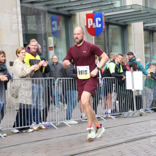 05.10.2025 - 20. swb-Marathon Bremen Strokosch-Dieckow http://msf.ph/oto/9234914 05.10.2025 10:43:53 Ziel 9361, 9614, 9919, 10044, 10348, 10351, 10649, 10652, 10666, 10780, 10816, 11316, 11503, 11645, 11648, 11659, 9361, 9614, 9919, 10044, 10348, 10351, 10649, 10652, 10666, 10780, 10816, 11316, 11503, 11645, 11648, 11659 meine-sportfotos.de