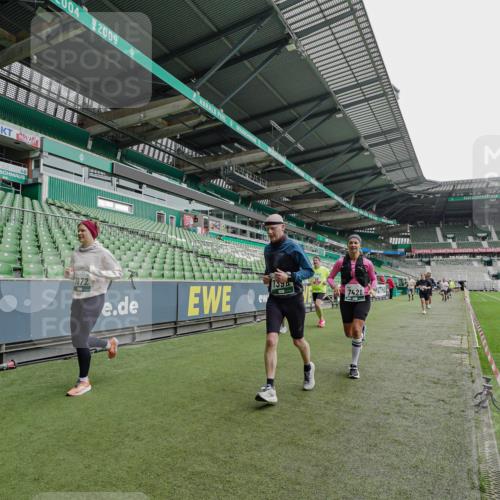 05.10.2025 - 20. swb-Marathon Bremen Michael Burmester http://msf.ph/oto/9234921 05.10.2025 12:59:30 Laufen im Stadion 27, 99, 219, 226, 586, 667, 807, 978, 1043, 1229, 1516, 1548, 1598, 1711, 1843, 1854, 2663, 2782, 2797, 2866, 2941, 2945, 3086, 3087, 3141, 3592, 3747, 3888, 4095, 4113, 4380, 4395, 4486, 4536, 4827, 4909, 4967, 5123, 5493, 5510, 5530, 5584, 5722, 5891, 6030, 6374, 6439, 6561, 6624, 6882, 7169, 7185, 7201, 7262, 7311, 7312, 7398, 7421, 7467, 7511, 7550, 7906, 7929, 8097, 8214, 8247, 8258, 8355, 8372, 8485, 8699, 8981, 9024, 9072, 10526, 726, 1229 meine-sportfotos.de