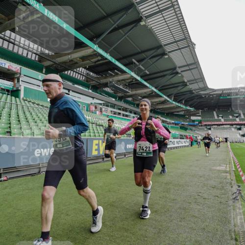 05.10.2025 - 20. swb-Marathon Bremen Michael Burmester http://msf.ph/oto/9234923 05.10.2025 12:59:31 Laufen im Stadion 27, 99, 219, 226, 586, 667, 807, 978, 1043, 1516, 1548, 1598, 1711, 1843, 1854, 2663, 2782, 2797, 2866, 2941, 2945, 3086, 3087, 3141, 3592, 3747, 3888, 4095, 4113, 4380, 4395, 4486, 4536, 4827, 4909, 4967, 5123, 5493, 5510, 5530, 5584, 5722, 5891, 6030, 6374, 6439, 6561, 6624, 6882, 7169, 7185, 7201, 7262, 7295, 7311, 7312, 7398, 7421, 7467, 7511, 7550, 7906, 7929, 8097, 8214, 8247, 8258, 8355, 8372, 8485, 8699, 8981, 9024, 9072, 10526, 586, 726, 1229 meine-sportfotos.de