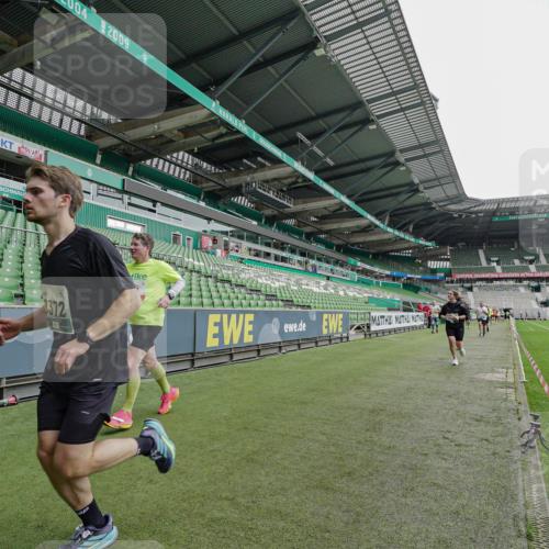 05.10.2025 - 20. swb-Marathon Bremen Michael Burmester http://msf.ph/oto/9234933 05.10.2025 12:59:32 Laufen im Stadion 27, 99, 219, 226, 667, 807, 978, 1043, 1516, 1525, 1548, 1598, 1711, 1843, 1854, 2663, 2782, 2797, 2866, 2941, 2945, 3086, 3087, 3141, 3592, 3747, 3888, 4095, 4113, 4220, 4380, 4395, 4486, 4536, 4827, 4909, 4967, 5123, 5493, 5510, 5530, 5584, 5722, 5891, 6030, 6374, 6439, 6561, 6624, 6882, 7169, 7185, 7201, 7262, 7295, 7311, 7312, 7398, 7421, 7467, 7511, 7550, 7679, 7906, 7929, 8097, 8214, 8247, 8258, 8355, 8372, 8485, 8699, 8981, 9024, 9072, 10526, 586, 1229 meine-sportfotos.de