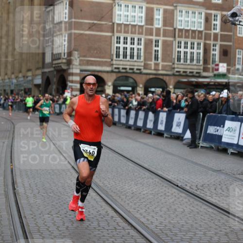 05.10.2025 - 20. swb-Marathon Bremen Yannick Fuchs http://msf.ph/oto/9235003 05.10.2025 10:35:30 Ziel 9336, 9340 meine-sportfotos.de