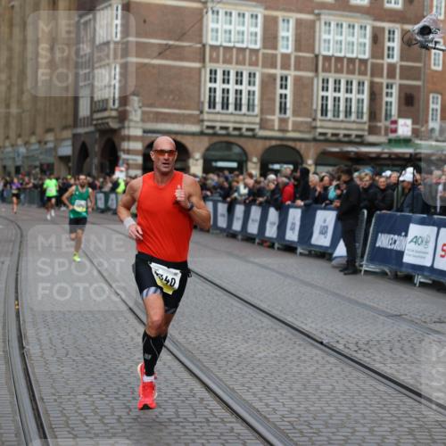 05.10.2025 - 20. swb-Marathon Bremen Yannick Fuchs http://msf.ph/oto/9235004 05.10.2025 10:35:31 Ziel 9336, 9340 meine-sportfotos.de