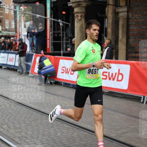 05.10.2025 - 20. swb-Marathon Bremen Yannick Fuchs http://msf.ph/oto/9235009 05.10.2025 10:35:41 Ziel 9697, 10538, 11341 meine-sportfotos.de