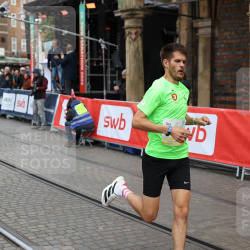 05.10.2025 - 20. swb-Marathon Bremen Yannick Fuchs http://msf.ph/oto/9235010 05.10.2025 10:35:41 Ziel 9697, 10538, 11341 meine-sportfotos.de