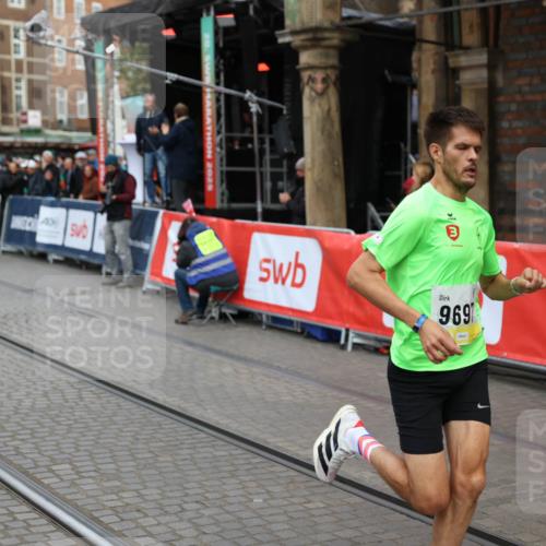 05.10.2025 - 20. swb-Marathon Bremen Yannick Fuchs http://msf.ph/oto/9235011 05.10.2025 10:35:41 Ziel 9697, 10538, 11341 meine-sportfotos.de