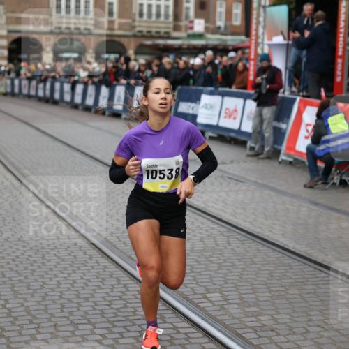 05.10.2025 - 20. swb-Marathon Bremen Yannick Fuchs http://msf.ph/oto/9235017 05.10.2025 10:35:42 Ziel 9697, 10538, 11341 meine-sportfotos.de