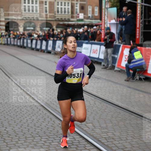 05.10.2025 - 20. swb-Marathon Bremen Yannick Fuchs http://msf.ph/oto/9235018 05.10.2025 10:35:42 Ziel 9697, 10538, 11341 meine-sportfotos.de