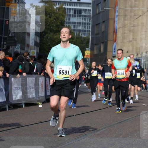 05.10.2025 - 20. swb-Marathon Bremen Strokosch-Dieckow http://msf.ph/oto/9235019 05.10.2025 10:54:44 Ziel 8326, 9282, 9295, 9436, 9560, 9591, 9754, 9776, 10007, 10024, 10232, 10233, 10487, 10770, 11163, 11276 meine-sportfotos.de