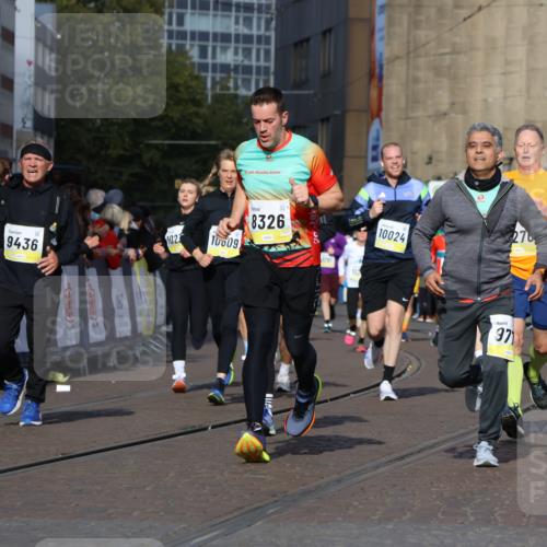 05.10.2025 - 20. swb-Marathon Bremen Strokosch-Dieckow http://msf.ph/oto/9235025 05.10.2025 10:54:46 Ziel 8326, 9282, 9295, 9436, 9560, 9591, 9754, 9776, 10007, 10024, 10232, 10233, 10487, 10609, 10770, 11163, 11276, 11373 meine-sportfotos.de