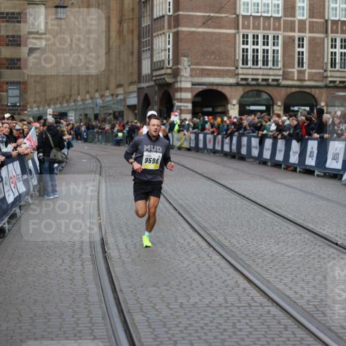 05.10.2025 - 20. swb-Marathon Bremen Yannick Fuchs http://msf.ph/oto/9235034 05.10.2025 10:35:43 Ziel 9596, 9697, 10538, 11341 meine-sportfotos.de