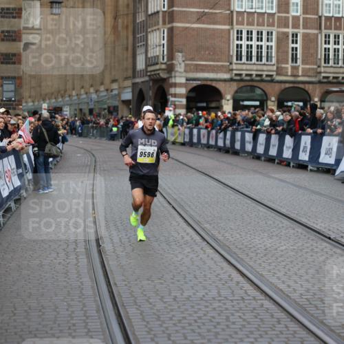 05.10.2025 - 20. swb-Marathon Bremen Yannick Fuchs http://msf.ph/oto/9235036 05.10.2025 10:35:43 Ziel 9596, 9697, 10538, 11341 meine-sportfotos.de