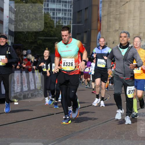 05.10.2025 - 20. swb-Marathon Bremen Strokosch-Dieckow http://msf.ph/oto/9235037 05.10.2025 10:54:46 Ziel 8326, 9282, 9295, 9436, 9560, 9591, 9754, 9776, 10007, 10024, 10232, 10233, 10487, 10609, 10770, 11163, 11276, 11373 meine-sportfotos.de