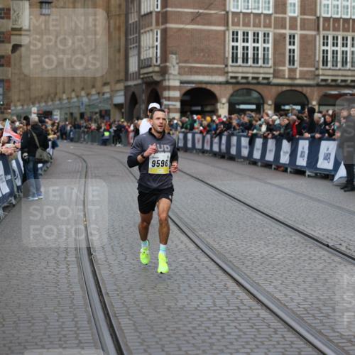 05.10.2025 - 20. swb-Marathon Bremen Yannick Fuchs http://msf.ph/oto/9235038 05.10.2025 10:35:43 Ziel 9596, 9697, 10538, 11341 meine-sportfotos.de