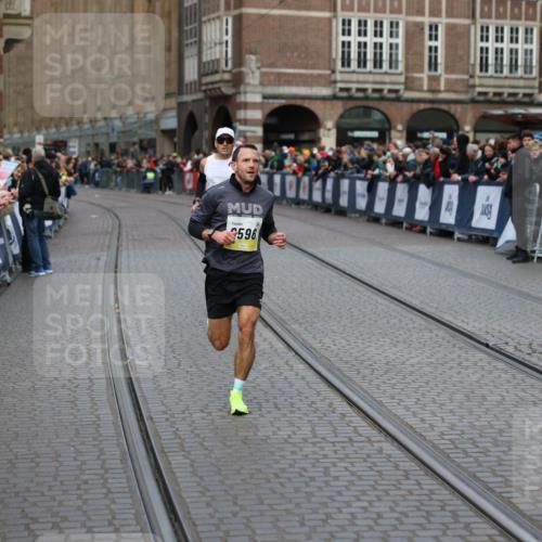 05.10.2025 - 20. swb-Marathon Bremen Yannick Fuchs http://msf.ph/oto/9235043 05.10.2025 10:35:43 Ziel 9596, 9697, 10538, 11341 meine-sportfotos.de