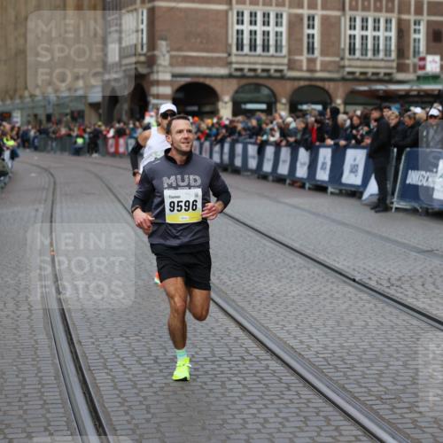 05.10.2025 - 20. swb-Marathon Bremen Yannick Fuchs http://msf.ph/oto/9235045 05.10.2025 10:35:44 Ziel 9596, 9697, 10538 meine-sportfotos.de