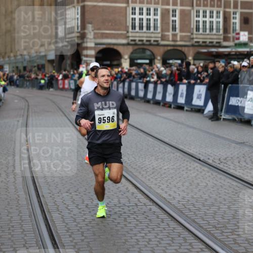 05.10.2025 - 20. swb-Marathon Bremen Yannick Fuchs http://msf.ph/oto/9235046 05.10.2025 10:35:44 Ziel 9596, 9697, 10538 meine-sportfotos.de