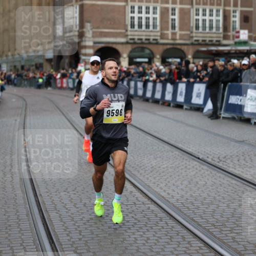05.10.2025 - 20. swb-Marathon Bremen Yannick Fuchs http://msf.ph/oto/9235051 05.10.2025 10:35:44 Ziel 9596, 9697, 10538 meine-sportfotos.de