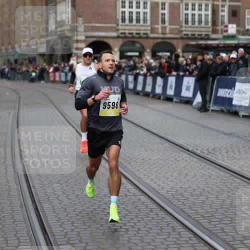 05.10.2025 - 20. swb-Marathon Bremen Yannick Fuchs http://msf.ph/oto/9235052 05.10.2025 10:35:44 Ziel 9596, 9697, 10538 meine-sportfotos.de
