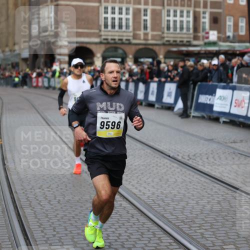 05.10.2025 - 20. swb-Marathon Bremen Yannick Fuchs http://msf.ph/oto/9235053 05.10.2025 10:35:44 Ziel 9596, 9697, 10538 meine-sportfotos.de