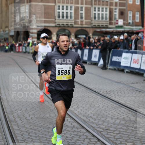 05.10.2025 - 20. swb-Marathon Bremen Yannick Fuchs http://msf.ph/oto/9235056 05.10.2025 10:35:44 Ziel 9596, 9697, 10538 meine-sportfotos.de