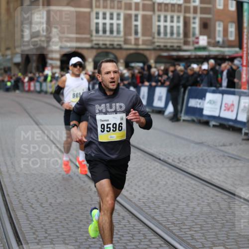 05.10.2025 - 20. swb-Marathon Bremen Yannick Fuchs http://msf.ph/oto/9235058 05.10.2025 10:35:44 Ziel 9596, 9697, 10538 meine-sportfotos.de