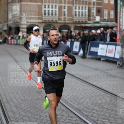 05.10.2025 - 20. swb-Marathon Bremen Yannick Fuchs http://msf.ph/oto/9235059 05.10.2025 10:35:44 Ziel 9596, 9697, 10538 meine-sportfotos.de