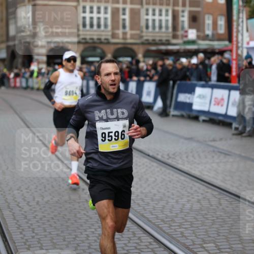 05.10.2025 - 20. swb-Marathon Bremen Yannick Fuchs http://msf.ph/oto/9235060 05.10.2025 10:35:45 Ziel 9596, 9697, 10538 meine-sportfotos.de