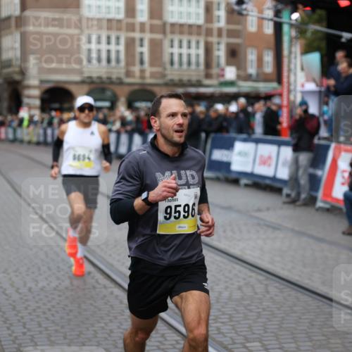 05.10.2025 - 20. swb-Marathon Bremen Yannick Fuchs http://msf.ph/oto/9235065 05.10.2025 10:35:45 Ziel 9596, 9697, 10538 meine-sportfotos.de