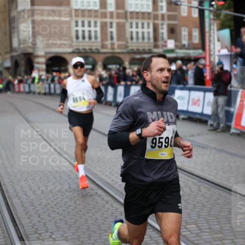 05.10.2025 - 20. swb-Marathon Bremen Yannick Fuchs http://msf.ph/oto/9235067 05.10.2025 10:35:45 Ziel 9596, 9697, 10538 meine-sportfotos.de