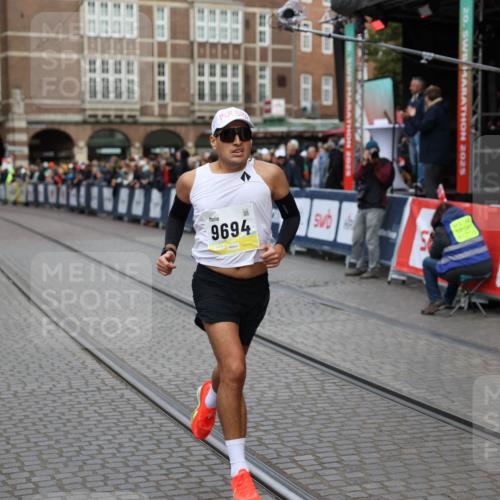 05.10.2025 - 20. swb-Marathon Bremen Yannick Fuchs http://msf.ph/oto/9235074 05.10.2025 10:35:46 Ziel 9596, 9697, 10538 meine-sportfotos.de