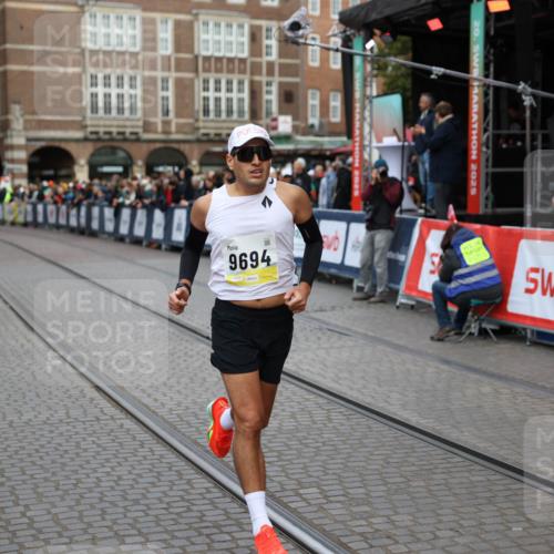 05.10.2025 - 20. swb-Marathon Bremen Yannick Fuchs http://msf.ph/oto/9235075 05.10.2025 10:35:46 Ziel 9596, 9697, 10538 meine-sportfotos.de