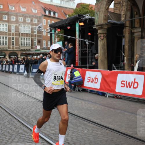 05.10.2025 - 20. swb-Marathon Bremen Yannick Fuchs http://msf.ph/oto/9235076 05.10.2025 10:35:46 Ziel 9596, 9697, 10538 meine-sportfotos.de
