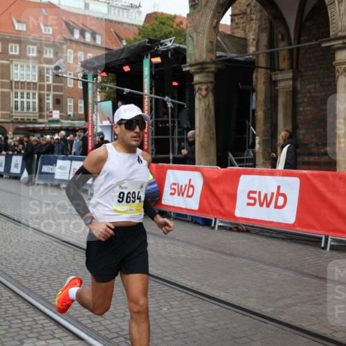 05.10.2025 - 20. swb-Marathon Bremen Yannick Fuchs http://msf.ph/oto/9235079 05.10.2025 10:35:46 Ziel 9596, 9697, 10538 meine-sportfotos.de