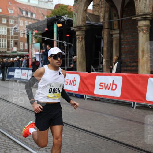 05.10.2025 - 20. swb-Marathon Bremen Yannick Fuchs http://msf.ph/oto/9235081 05.10.2025 10:35:46 Ziel 9596, 9697, 10538 meine-sportfotos.de