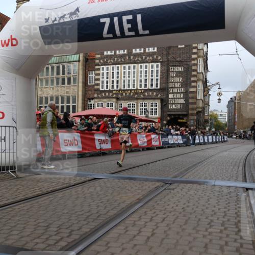 05.10.2025 - 20. swb-Marathon Bremen Yannick Fuchs http://msf.ph/oto/9235109 05.10.2025 10:36:00 Ziel 10372 meine-sportfotos.de