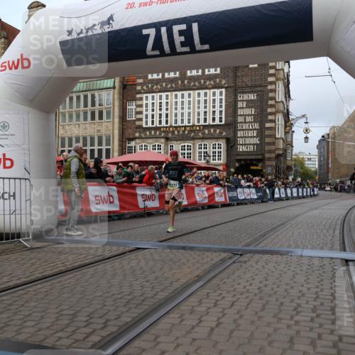 05.10.2025 - 20. swb-Marathon Bremen Yannick Fuchs http://msf.ph/oto/9235112 05.10.2025 10:36:00 Ziel 10372 meine-sportfotos.de