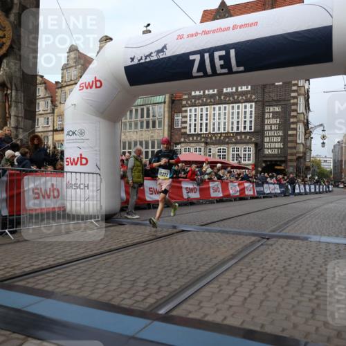 05.10.2025 - 20. swb-Marathon Bremen Yannick Fuchs http://msf.ph/oto/9235137 05.10.2025 10:36:01 Ziel 10372 meine-sportfotos.de
