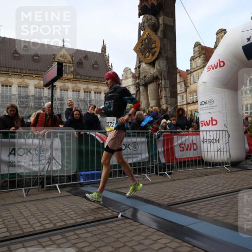 05.10.2025 - 20. swb-Marathon Bremen Yannick Fuchs http://msf.ph/oto/9235171 05.10.2025 10:36:02 Ziel 10372 meine-sportfotos.de