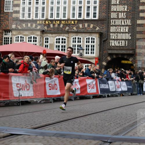 05.10.2025 - 20. swb-Marathon Bremen Yannick Fuchs http://msf.ph/oto/9235188 05.10.2025 10:36:13 Ziel 11188 meine-sportfotos.de