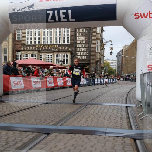 05.10.2025 - 20. swb-Marathon Bremen Yannick Fuchs http://msf.ph/oto/9235264 05.10.2025 10:36:28 Ziel 11013 meine-sportfotos.de