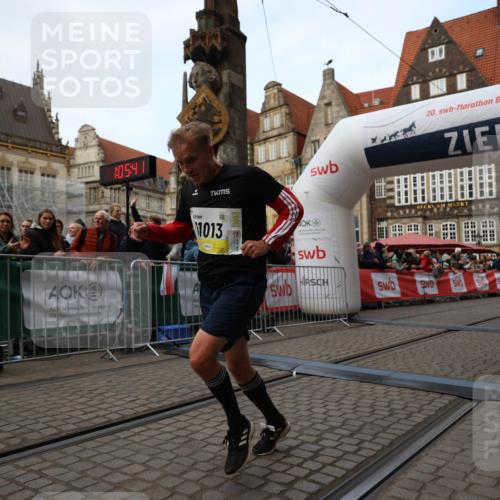 05.10.2025 - 20. swb-Marathon Bremen Yannick Fuchs http://msf.ph/oto/9235304 05.10.2025 10:36:30 Ziel 11013, 11185 meine-sportfotos.de